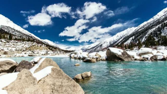 西藏的湖山积雪
