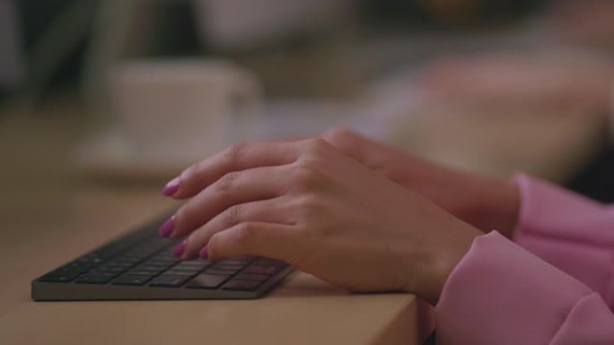 女性打字电脑的手美女手办公