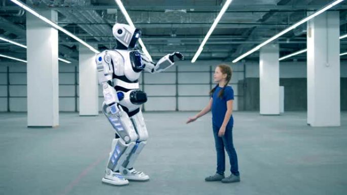 机器人和女孩触摸手，侧视图。学校的孩子，教育，科学课的概念。