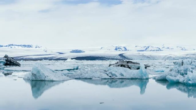 冰岛的冰川湖Jokulsarlon，冰山漂浮在水中