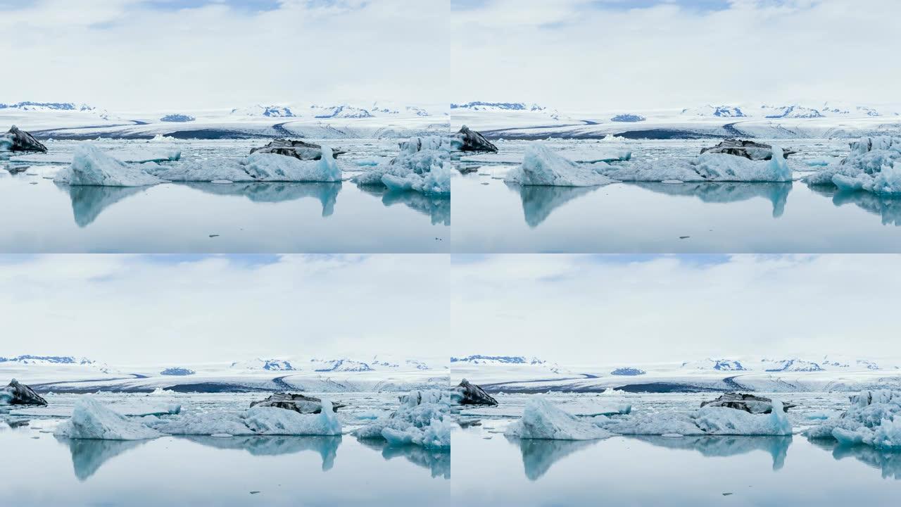 冰岛的冰川湖Jokulsarlon，冰山漂浮在水中