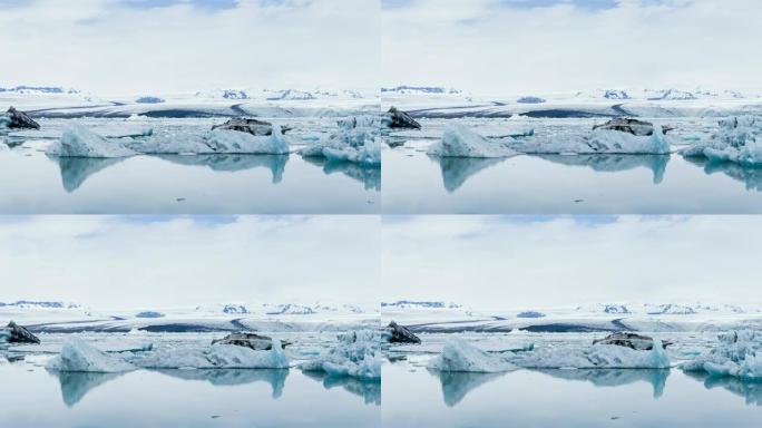 冰岛的冰川湖Jokulsarlon，冰山漂浮在水中