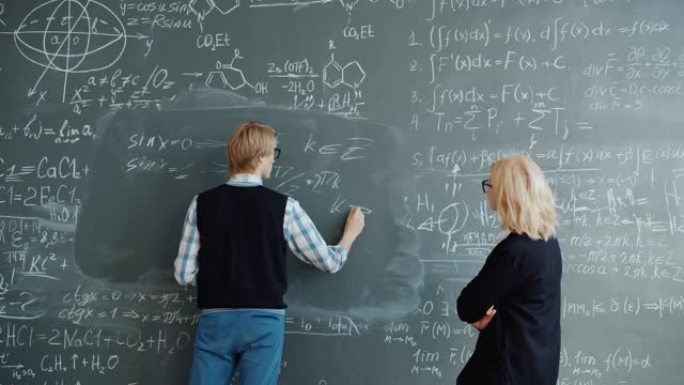 在课堂上使用黑板编写公式的学生和老师