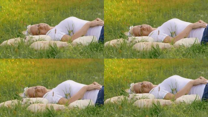 女士在草地上有小狗