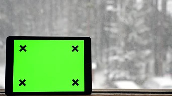 水平: 窗户下雪时间上的数字平板电脑