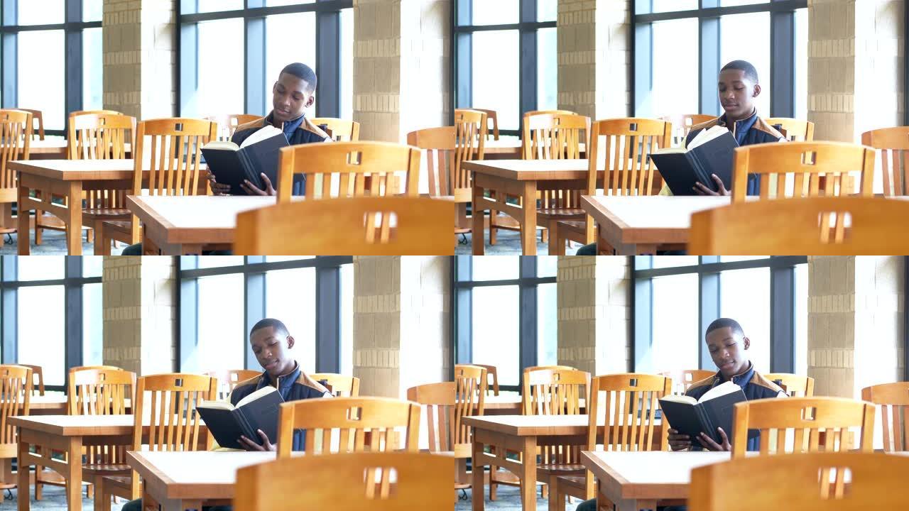 非裔美国高中生在图书馆阅读