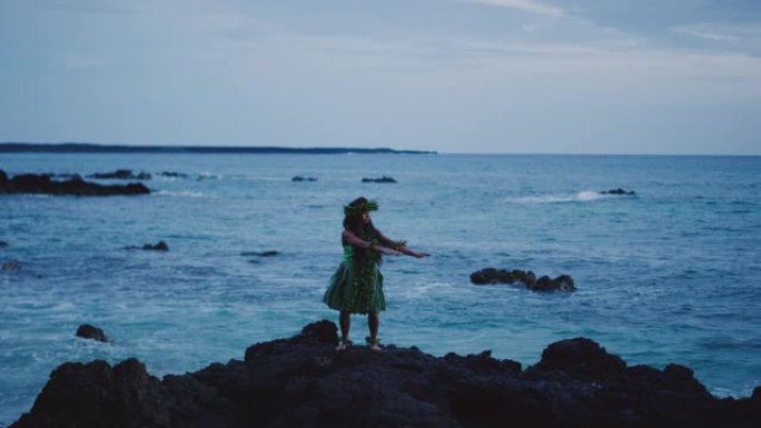 女人在海边表演传统的夏威夷草裙舞