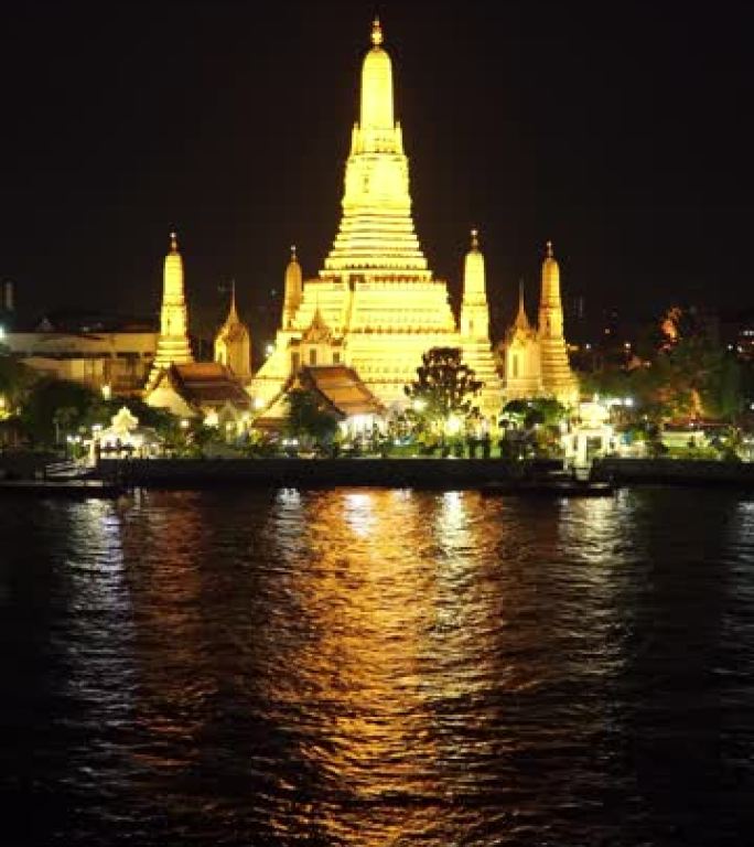 垂直拍摄:晚上的黎明寺，曼谷，泰国。