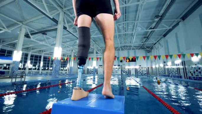 训练时戴仿生假肢的人，残疾运动员。