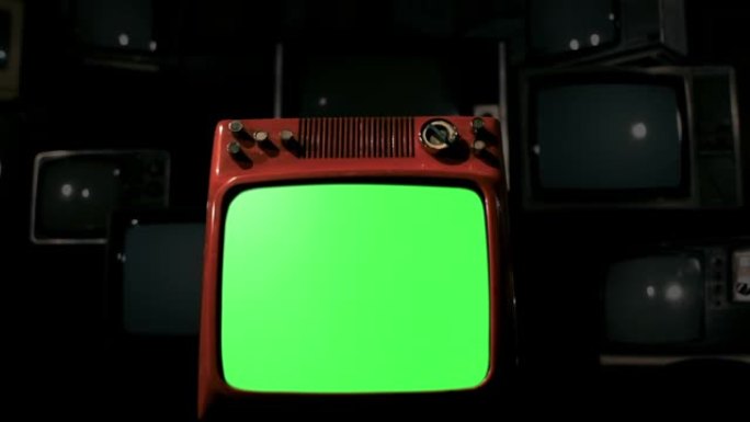 旧电视的黑色背景下的绿屏古董电视。蓝色钢调。多莉开枪了。