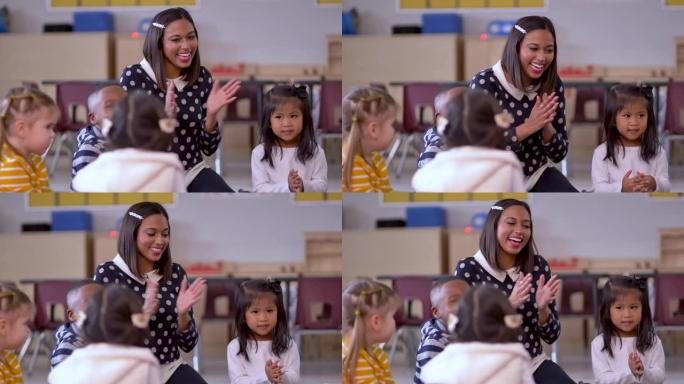 老师和孩子们一起唱歌鼓掌。
