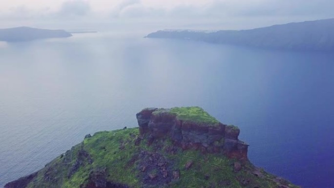 岩石，圣托里尼岛海岸线。鸟瞰图