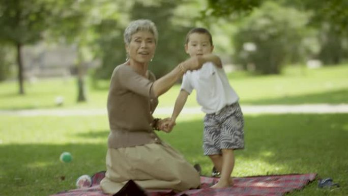 微笑的几代人亲子互动祖孙玩耍草地玩耍