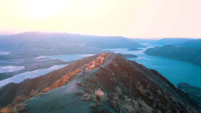 山顶的成功人高山奔跑山顶奔跑跑步