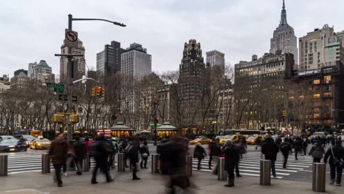 延时: 商人和工人行人在布莱恩特公园时代广场拥挤美国纽约市日落