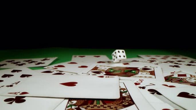 SLO MO玩家在扑克牌上扔骰子