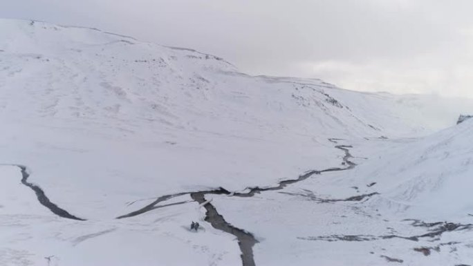 WS冰雪覆盖的山脉和径流，冰岛