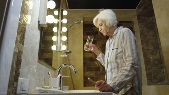 老年妇女用水漱口