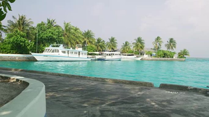 停泊在马尔代夫热带湾的MS船只