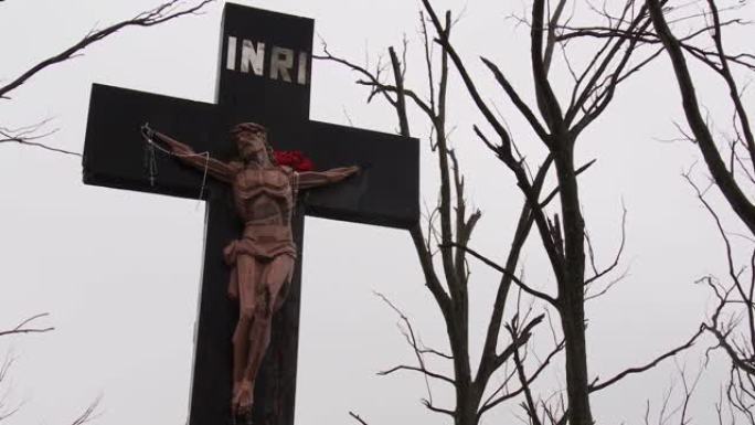 木制十字架上有钉十字架的基督和铭文。