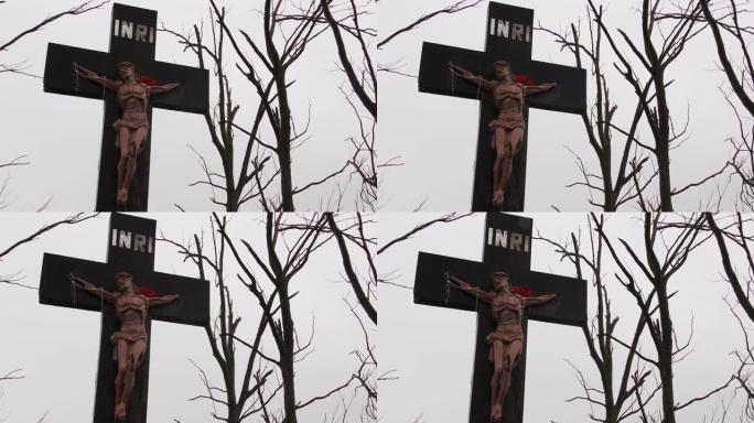 木制十字架上有钉十字架的基督和铭文。