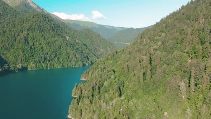 碧绿的水和绿树的高山湖泊