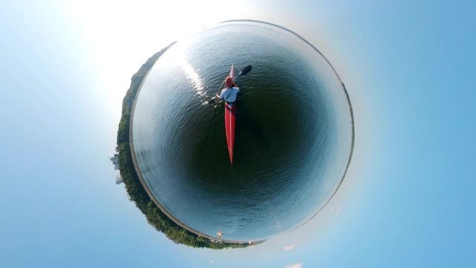 在独木舟上航行的人的360度反向全景