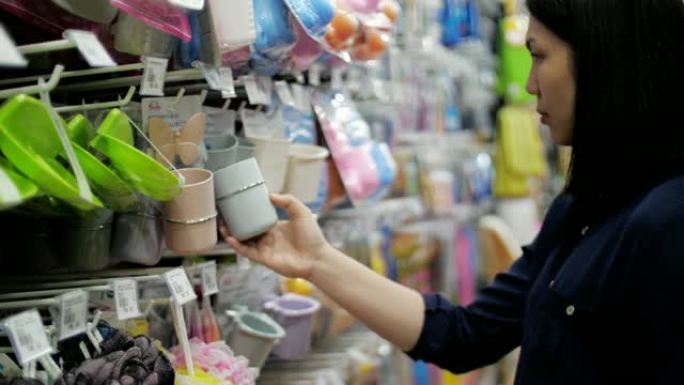 女人在超市选择塑料制品，慢动作