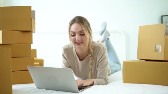 年轻女性使用笔记本电脑检查电子邮件收件箱订单，在家在线订单