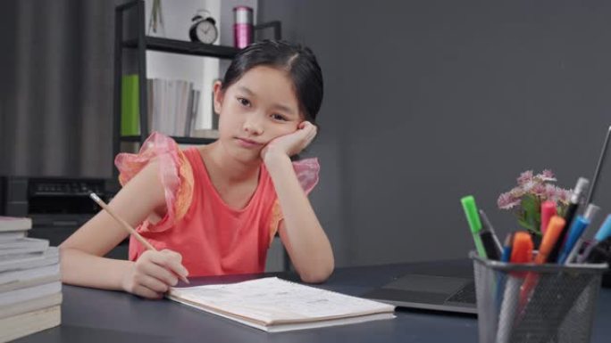 迷人的亚洲小女孩在冠状病毒或covid 19锁定时与老师一起在笔记本电脑屏幕上学习电子学习，在线家庭