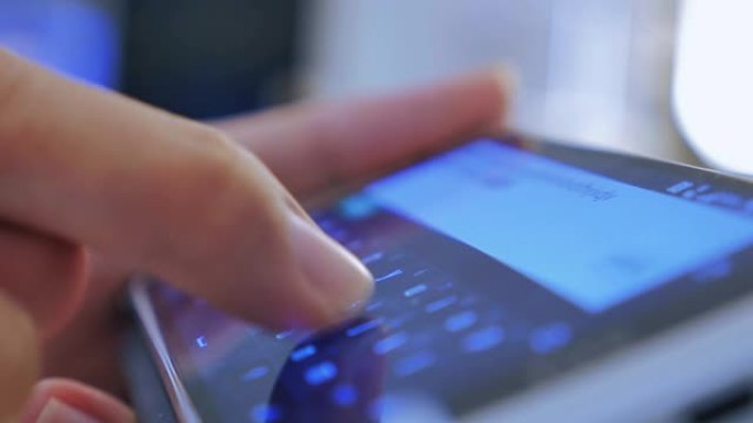 人类手指在虚拟键盘上打字，特写