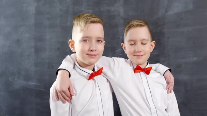 高加索双胞胎兄弟为学校年鉴摆姿势