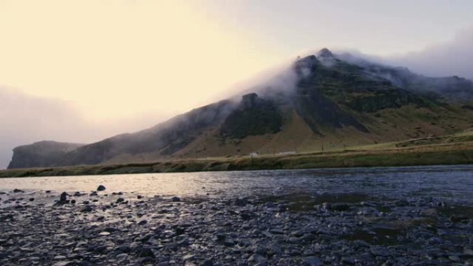 WS风景名胜山和宁静的河流，冰岛