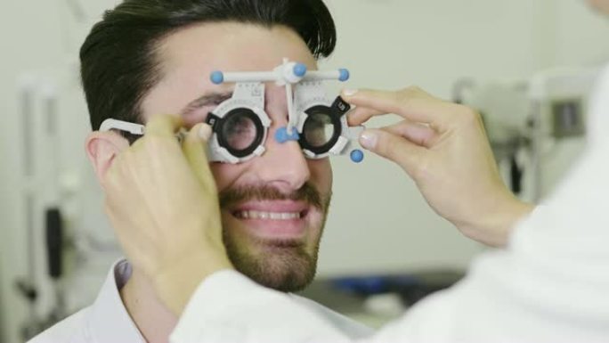在一家眼镜店里，一个男孩用专业设备进行体检，看看有多少屈光度不见了。