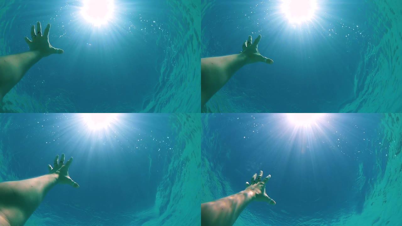 POV: 年轻的女游客将手臂伸向海洋表面