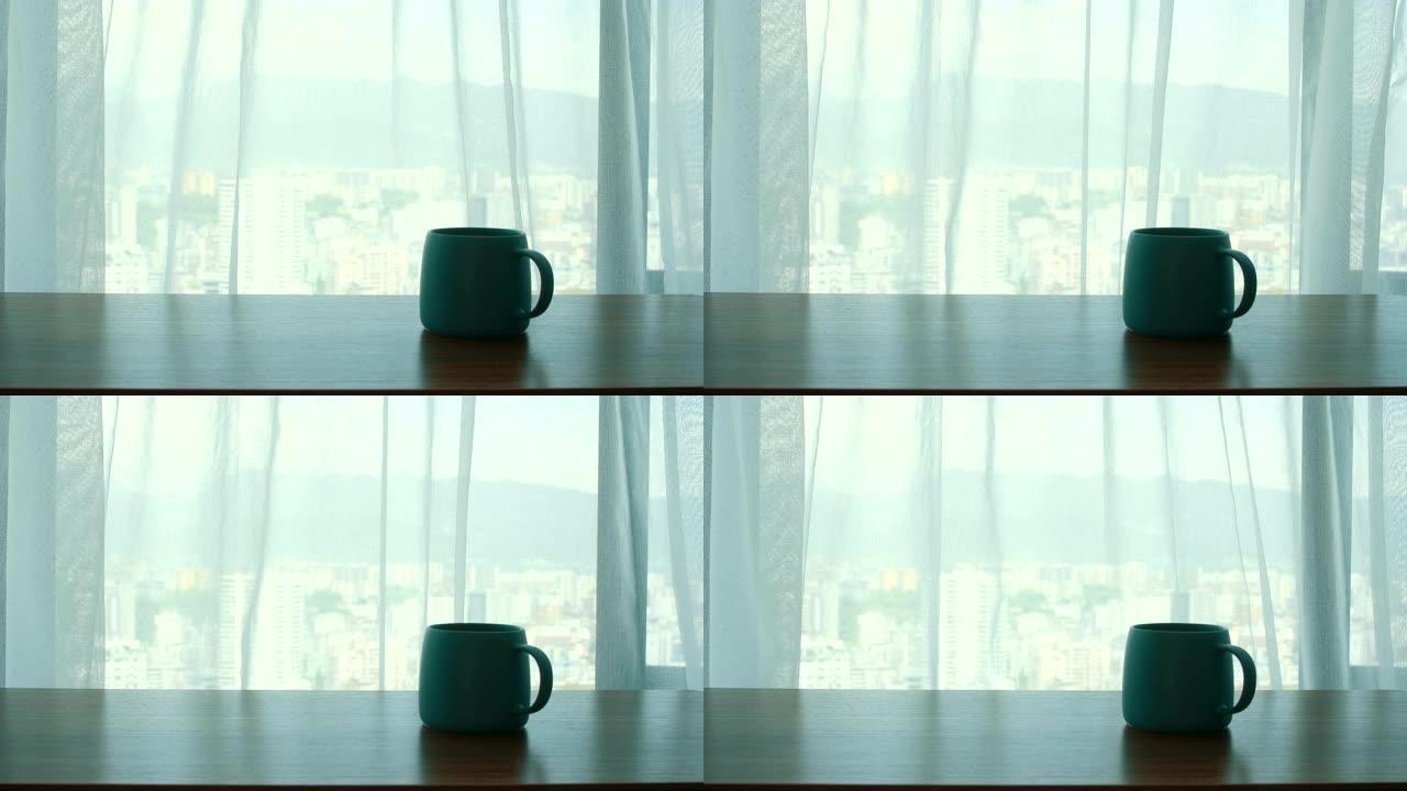 窗帘旁的桌子上的一杯咖啡