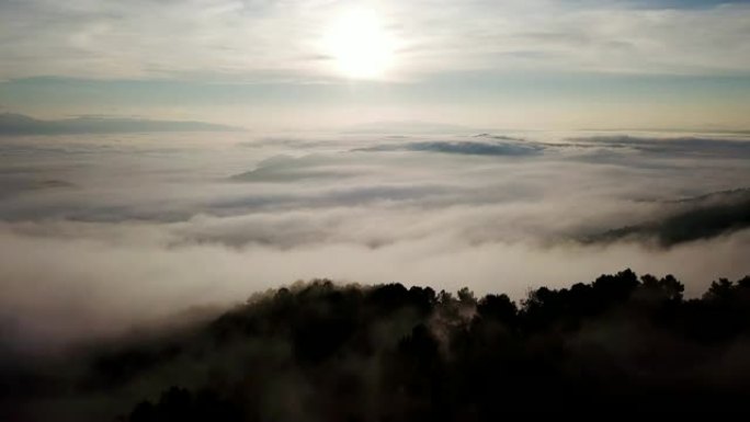 空中拍摄云层上的日出时间进入天空的薄雾