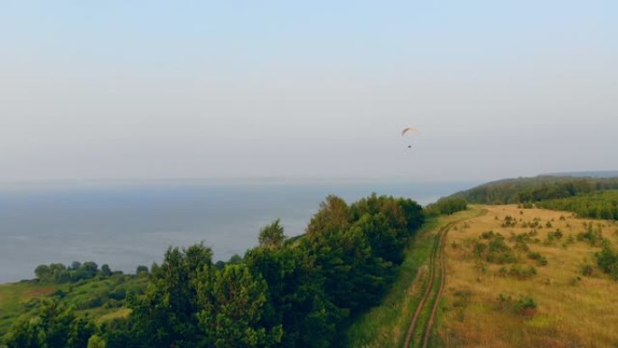 冲压空气降落伞正沿着海岸航行。跳伞运动员在天空中飞翔。