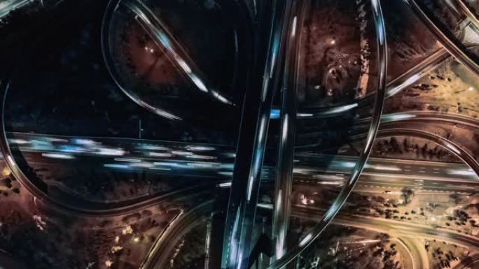 T/L无人机视图，夜间立交桥的光路/北京，中国