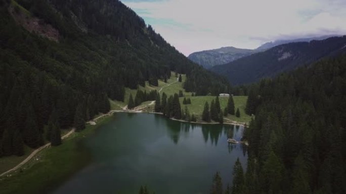 在一个神奇，放松和绿色的地方，被大自然包围的山湖的空中拍摄。