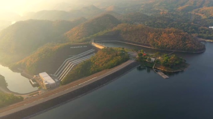 泰国水力发电大坝的鸟瞰图，发电大坝，泰国西部山谷的大型电力大坝。泰国北碧府日出时的Srinagari