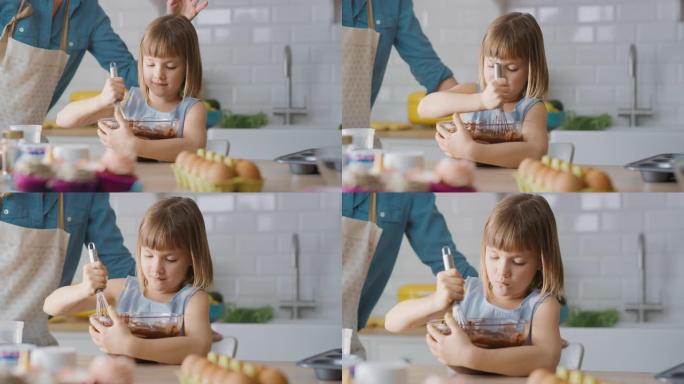 在厨房里: 可爱的小女儿的肖像，将面粉和水混合在一起，为纸杯蛋糕制作面团。家庭一起煮松饼。可爱的孩子