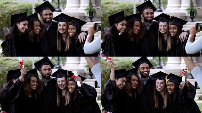 微笑一群大学朋友摆毕业照