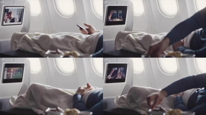 男子在飞机上看电影