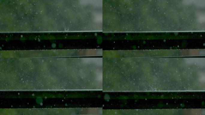 特写: 雨滴落在潮湿的阳台栏杆上的电影镜头。