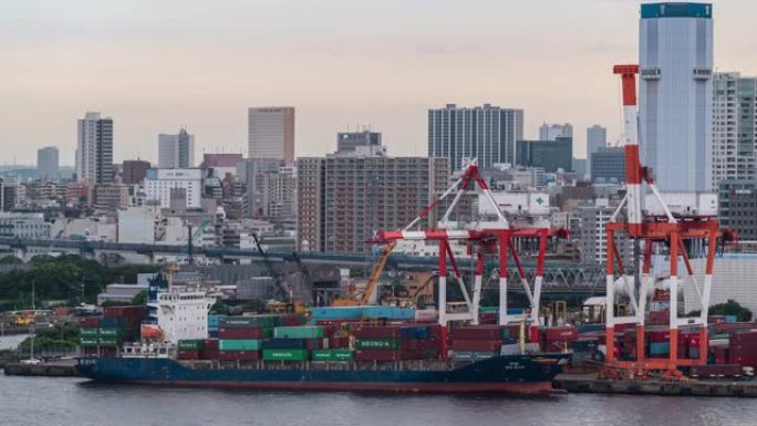 延时: 日本东京湾日落时货船和集装箱的港口工作鸟瞰图