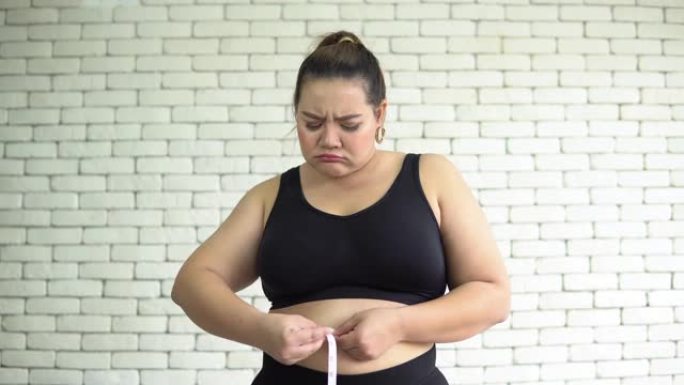 胖乎乎的女人概念测量腰围量体裁衣长胖了