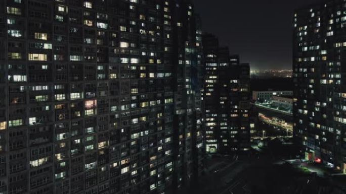 T/L HA PAN住宅楼，晚上窗户闪烁/中国北京