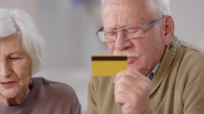 老年夫妇在网上购物的面孔