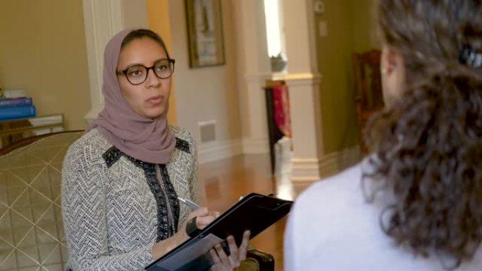 女性穆斯林治疗师与患者交谈